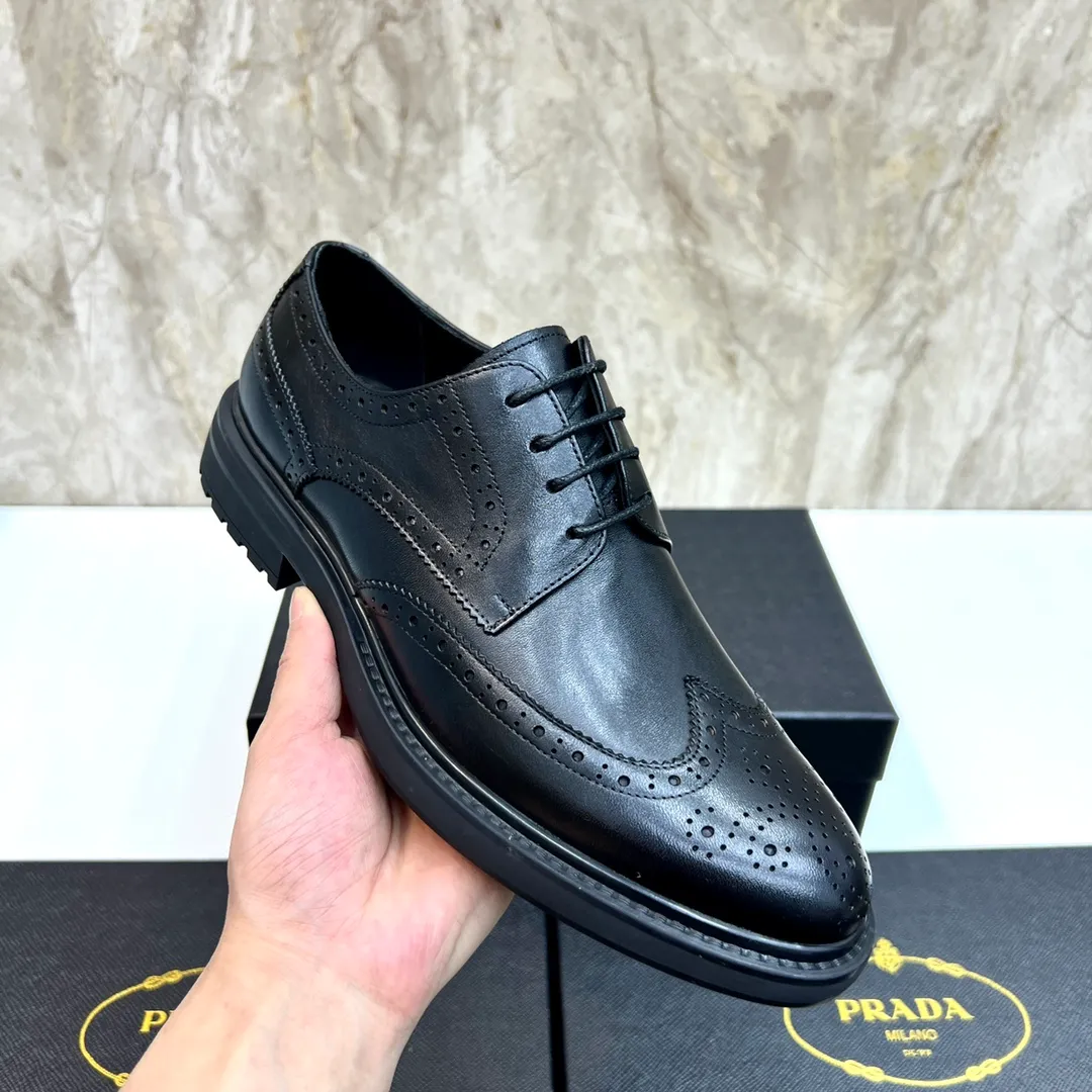 Original order quality: P580 Brand: PRADA (Prada) Standard code: Men's size 38/44 (45 can be customized) Grade: Same style as the official website High-quality men's shoes Material: Original cowhide Water-dyed cowhide lining Rubber outsole Style categories: Men's fashionable formal leather shoes Slip-on men's shoes series Young fashion European and American trends British style Top luxury Color: Actual picture